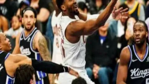 曼联激战布赖顿30轮以2-1险胜，拉什福德首球格林伍德逆境破门